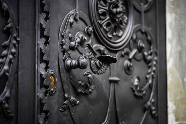 Prag sokaklarındaki tarihi kapıları kapatın.