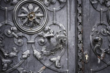 Prag sokaklarındaki tarihi kapıları kapatın.