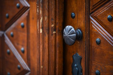 Prag sokaklarındaki tarihi kapıları kapatın.