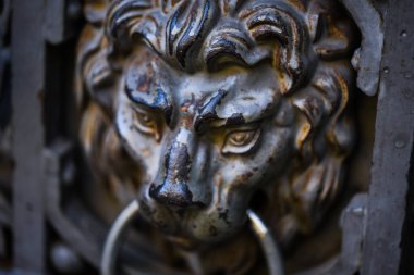 Prag sokaklarındaki tarihi kapıları kapatın.