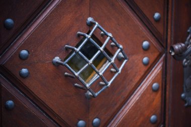 Prag sokaklarındaki tarihi kapıları kapatın.