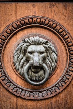 Prag sokaklarındaki tarihi kapıları kapatın.