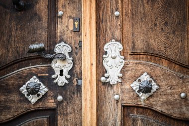 Prag sokaklarındaki tarihi kapıları kapatın.