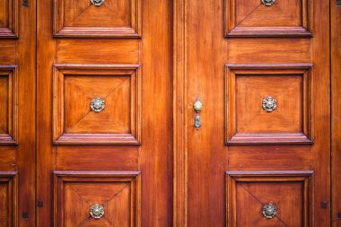 Prag sokaklarındaki tarihi kapıları kapatın.