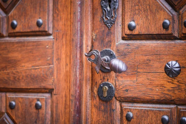 Prag sokaklarındaki tarihi kapıları kapatın.