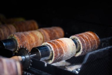 Tarçınlı, şekerli ve cevizli geleneksel czech tatlısı 