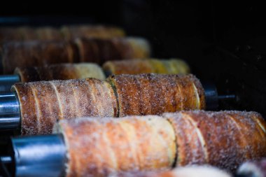 Tarçınlı, şekerli ve cevizli geleneksel czech tatlısı 