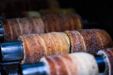 Tarçınlı, şekerli ve cevizli geleneksel czech tatlısı 