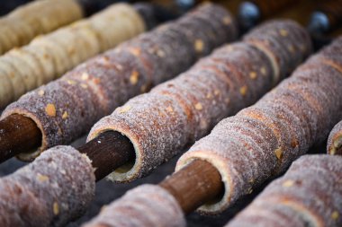 Tarçınlı, şekerli ve cevizli geleneksel czech tatlısı 