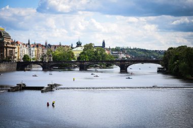 Vltava nehrinin manzarasını kapat 
