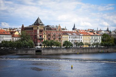 Vltava nehrinin manzarasını kapat 