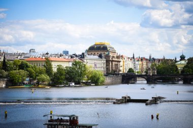 Vltava nehrinin manzarasını kapat 