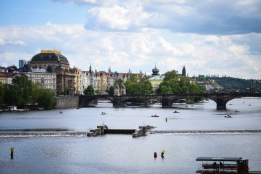 Vltava nehrinin manzarasını kapat 