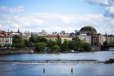 Vltava nehrinin manzarasını kapat 