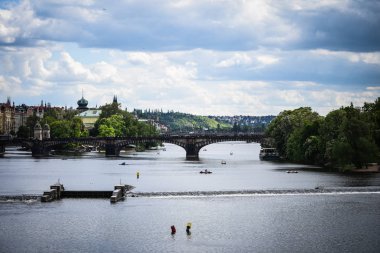 Vltava nehrinin manzarasını kapat 