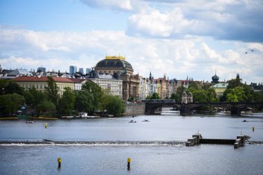 Vltava nehrinin manzarasını kapat 