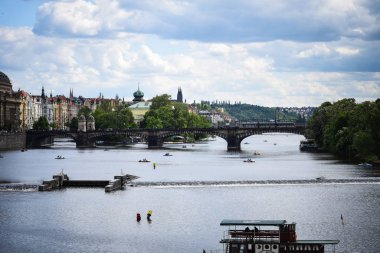 Vltava nehrinin manzarasını kapat 
