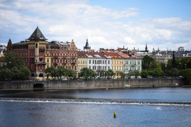 Vltava nehrinin manzarasını kapat 