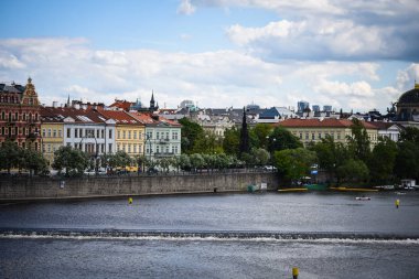 Vltava nehrinin manzarasını kapat 