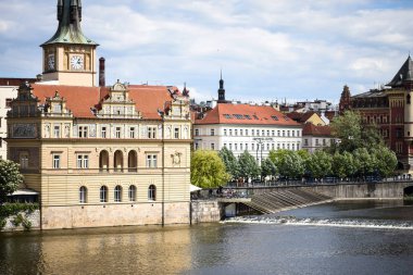 Vltava nehrinin manzarasını kapat 
