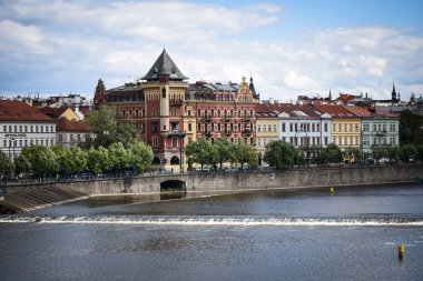 Vltava nehrinin manzarasını kapat 