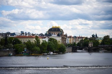 Vltava nehrinin manzarasını kapat 