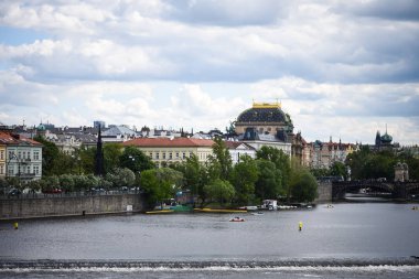 Vltava nehrinin manzarasını kapat 