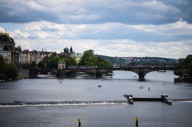 Vltava nehrinin manzarasını kapat 