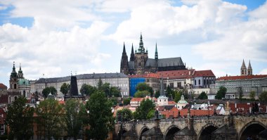 Vltava nehrinin manzarasını kapat 