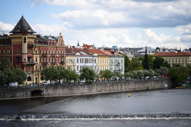 Vltava nehrinin manzarasını kapat 