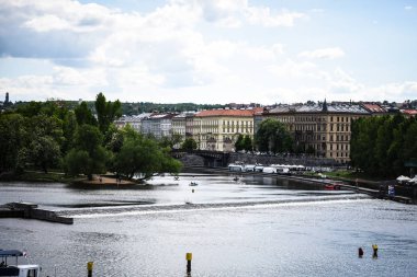 Vltava nehrinin manzarasını kapat 