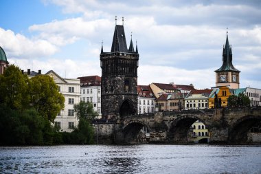 Vltava nehrinin manzarasını kapat 