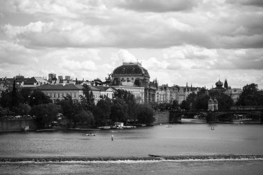 Vltava nehrinin manzarasını kapat 