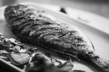 Tuz ve biberli ızgara balık.