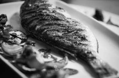 Tuz ve biberli ızgara balık.