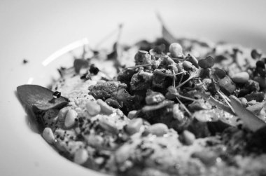 Lezzetli Lübnan humusu ve biftek.