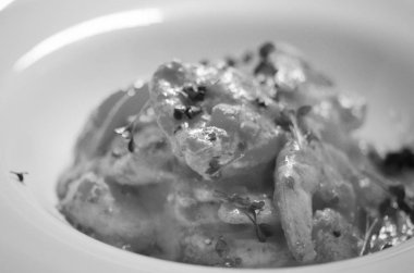 taze domates ve fesleğenli saganaki karides fişi