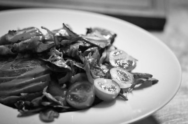 Taze avokado ve tavuk salatası 