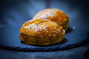 Taze malzemeli ev yapımı hamburgerler