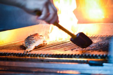 Tuz ve biberli ızgara balık.