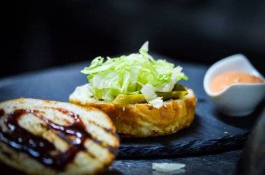 Taze malzemeli ev yapımı hamburgerler