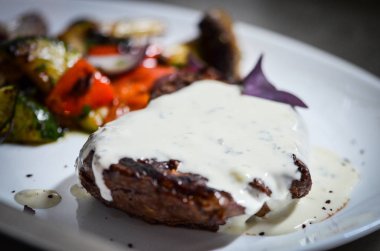 Sığır eti biftek ve ızgara sebze