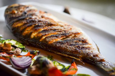 Tuz ve biberli ızgara balık.