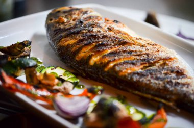 Tuz ve biberli ızgara balık.