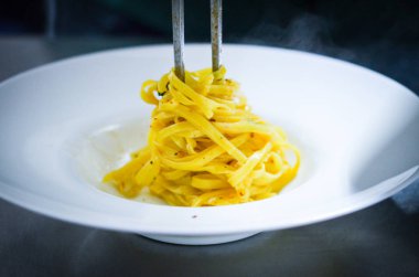 İtalyan deniz ürünleri makarnası. Taze sebze, kalamar, ahtapot, kabuk ve sarımsak.