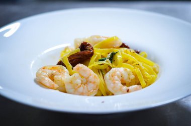 İtalyan deniz ürünleri makarnası. Taze sebze, kalamar, ahtapot, kabuk ve sarımsak.