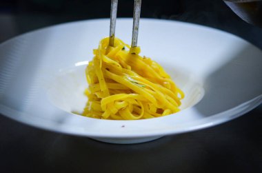 İtalyan deniz ürünleri makarnası. Taze sebze, kalamar, ahtapot, kabuk ve sarımsak.