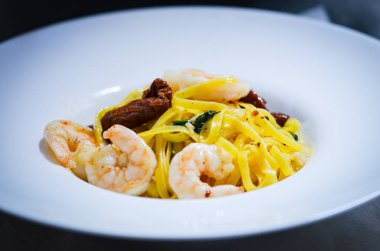 İtalyan deniz ürünleri makarnası. Taze sebze, kalamar, ahtapot, kabuk ve sarımsak.