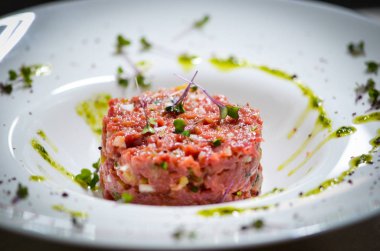 Lezzetli sebzeli taze etli tartar.