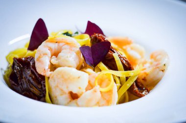 İtalyan deniz ürünleri makarnası. Taze sebze, kalamar, ahtapot, kabuk ve sarımsak.